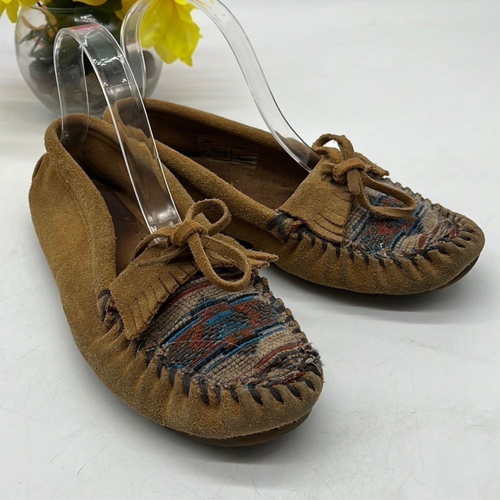 Minnetonka tan suede moccasin with southwestern pattern size 7. MOC3482